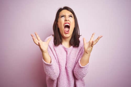 femme qui crie